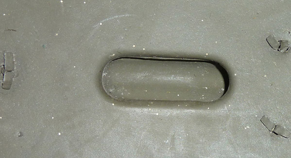 Trou d'aération, rivets fendus de fixation du cimier. Trou d'aération, rivets fendus de fixation du cimier.