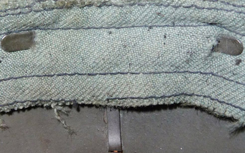 Pattes de fixation de l'attribut, et coiffe. Pattes de fixation de l'attribut, et coiffe.