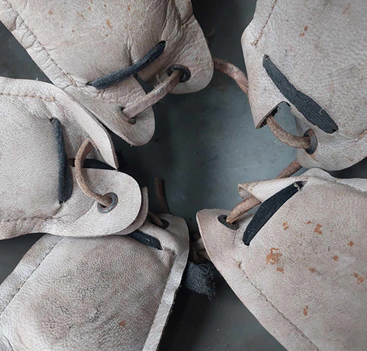 Lacet de réglage en profondeur en cuir.