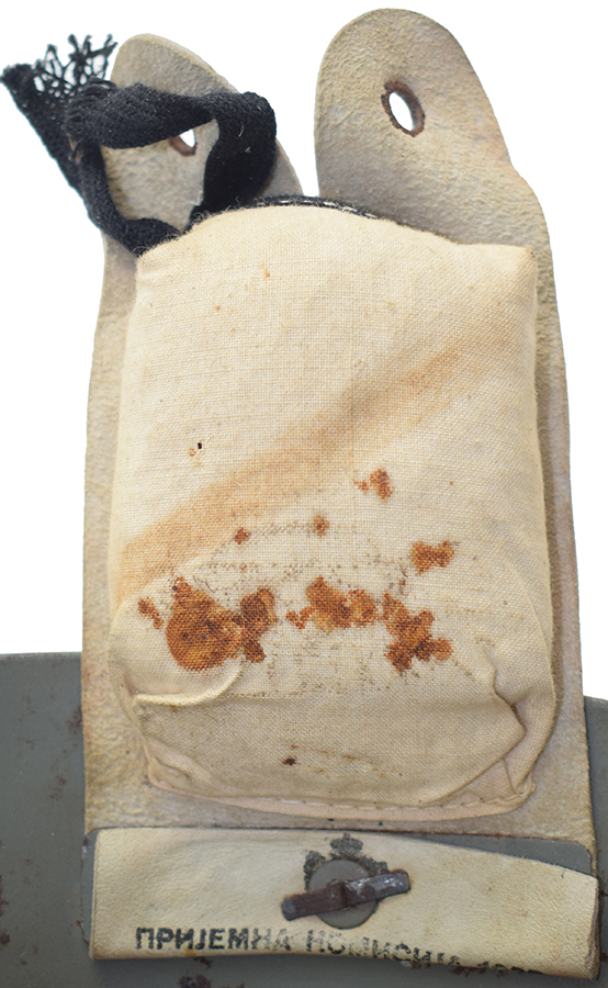 Revers patte de coiffe avec compartiment de rembourrage.