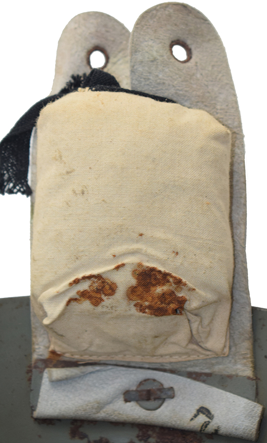 Revers patte de coiffe avec compartiment de rembourrage.