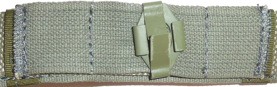 Partie avant solidarisant le bandeau de tête au cerclage de toile. Partie avant solidarisant le bandeau de tête au cerclage de toile.