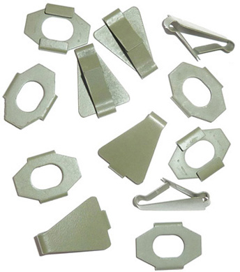 Pièces métalliques de maintien du cerclage de toile. Pièces métalliques de maintien du cerclage de toile.