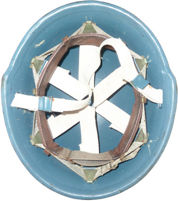 Coiffe blanche, éléments métalliques verts. Coiffe blanche, éléments métalliques verts.