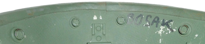 Bouton pression de fixation du couvre-nuque. Bouton pression de fixation du couvre-nuque.