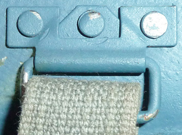 Passant de jugulaire riveté. Passant de jugulaire riveté.