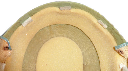 Fourreaux de montage de la coiffe, œillets du bavolet. Fourreaux de montage de la coiffe, œillets du bavolet.