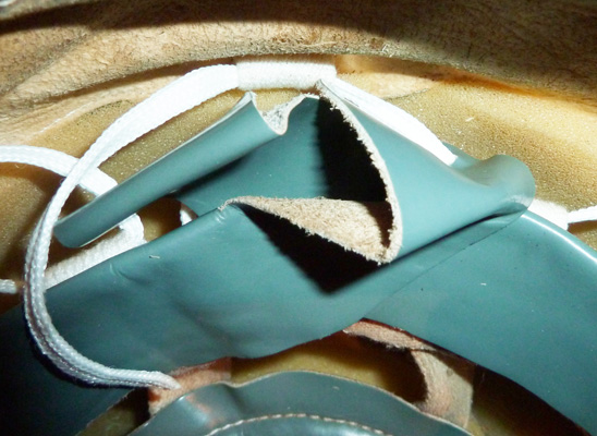 Laçage du lacet à l'arrière. Laçage du lacet à l'arrière.