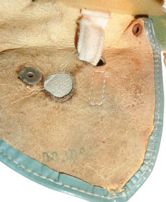 Détail passage bandeau de la jugulaire. Détail passage bandeau de la jugulaire.