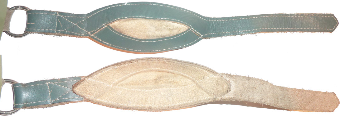 Jugulaire avec mentonnière du second type, solidaire du casque. Jugulaire avec mentonnière du second type, solidaire du casque.