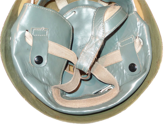 Passage sangle en toile de la jugulaire. Passage sangle en toile de la jugulaire.