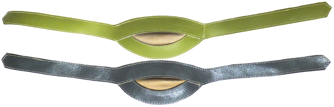 Jugulaire avec mentonnière du premier type, fixation libre des deux côtés. Jugulaire avec mentonnière du premier type, fixation libre des deux côtés.