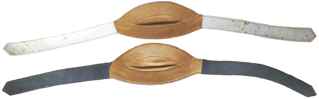Jugulaire avec mentonnière du premier type, fixation libre des deux côtés. Jugulaire avec mentonnière du premier type, fixation libre des deux côtés.